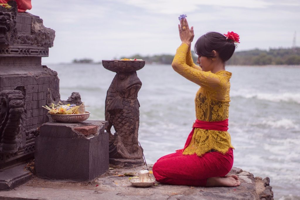 Bali women praying
