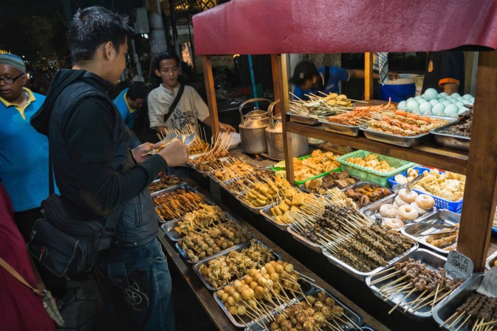 Angkringan (credit: kompas.com)